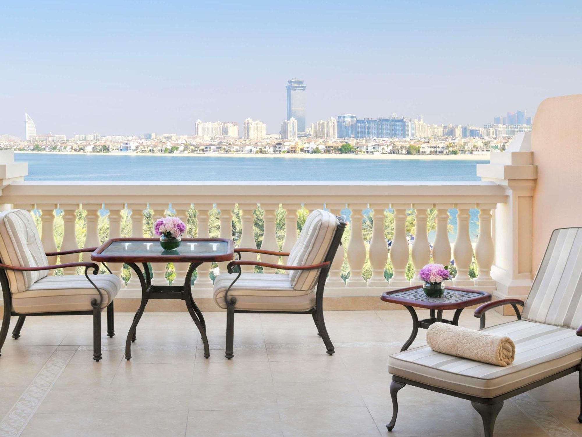 Signature Suite Palm View balcony Lounge Access